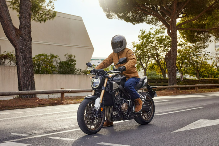 Vẻ đẹp độc bản của chiếc naked-bike Honda CB650R 2024 mới mang phong cách Neo Sports Café nay đã được nâng cấp để trở nên uyển chuyển, năng động và mạnh mẽ hơn.