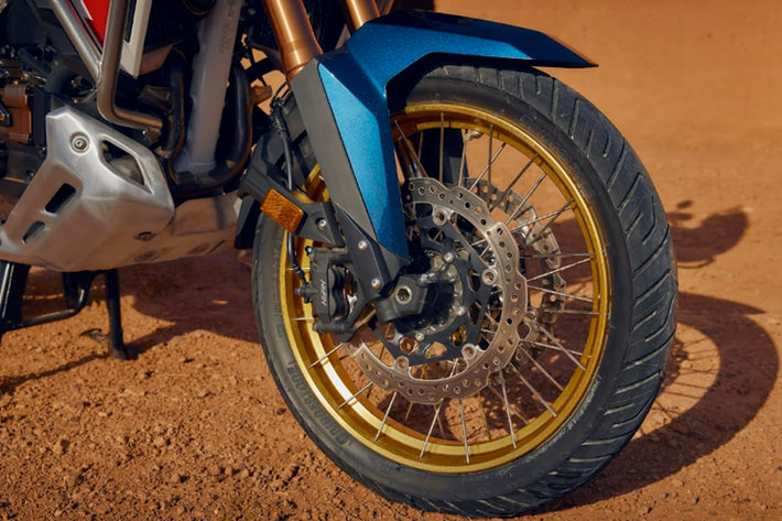 Tính thực tiễn của Africa Twin được cải thiện nhờ việc trang bị lốp không săm, giúp sửa chữa dễ dàng hơn khi gặp sự cố trên đường, cùng với kính chắn gió lớn hơn, có thể điều chỉnh 5 mức.