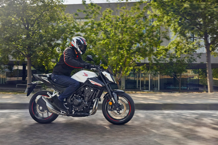 Dàn nhựa của CB500 Hornet được trang bị các khe gió bên cạnh đèn pha giúp điều hướng luồng không khí đến khu vực bình xăng, góp phần tạo cảm giác lái ổn định khi chuyển hướng, cùng khả năng điều khiển linh hoạt. Đèn LED mới có phạm vi chiếu sáng rộng hơn, giúp tăng cường khả năng quan sát.
