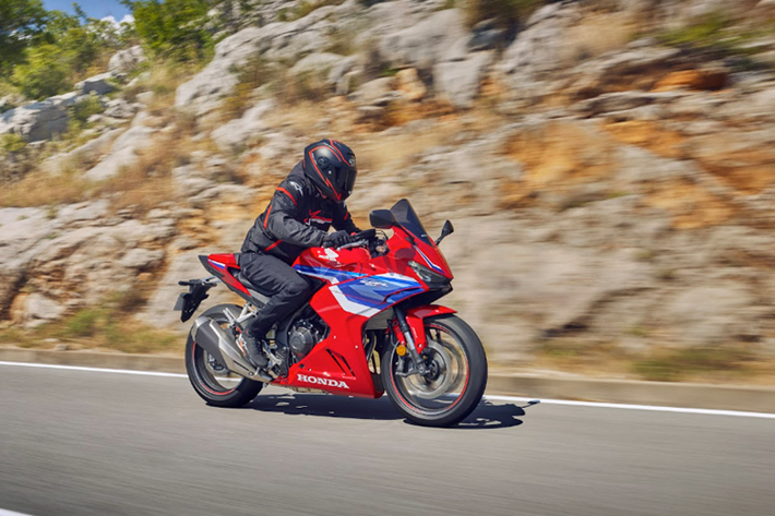 Honda CBR500R 2024 Thành viên 500cc của gia đình Honda CBR Super Sports (Siêu thể thao) cũng được nâng cấp đáng kể cho phiên bản 2024. Mức giá xe Honda CBR500R 2024 tại Việt Nam là 192,9 triệu đồng.