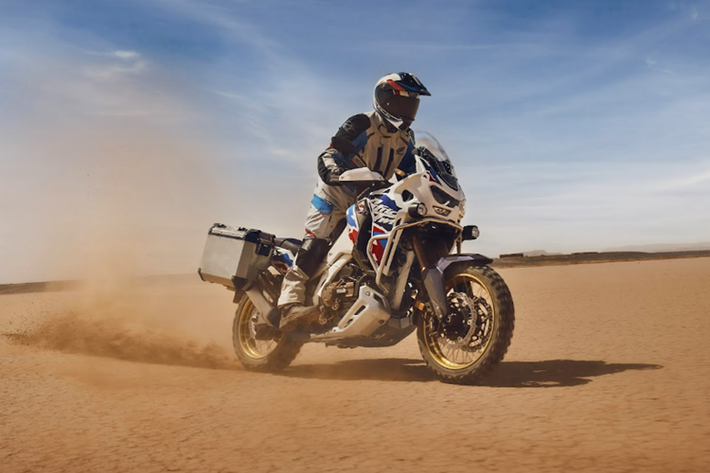 Mặc dù vẫn tiếp tục được chia sẻ khung và động cơ với Africa Twin, tuy nhiên phiên bản Africa Twin Adventure Sports 2024 được thiết kế với vai trò riêng biệt: mang lại cho người lái khả năng vận hành đường dài trên những cung đường xuyên lục địa, và tăng tính thực dụng trong cả điều kiện ON lẫn OFF-ROAD.