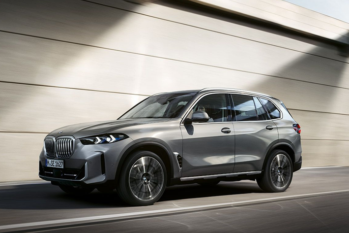 Theo công bố của nhà phân phối THACO, trong tháng 6 này, 4 dòng xe sang BMW, bao gồm 5-Series, 4-Series, 8-Series và X5, sẽ được hỗ trợ 50% lệ phí trước bạ. Trong đó, BMW X5 được khuyến mãi ở cả 2 phiên bản M Sport và X Line.