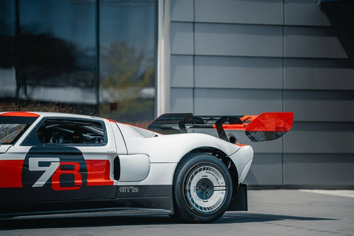 Đặc biệt, Lynx cho biết họ đã mua một số khung gầm của Ford GT 2005 còn sót lại cũng như mua lại cả khuôn đúc tấm thân xe nguyên bản nhằm phục vụ cho việc chế tạo những chiếc xe mới. Những chi tiết này đã được sử dụng để tạo ra GT1e và có thiết kế được hiện đại hóa ấn tượng.