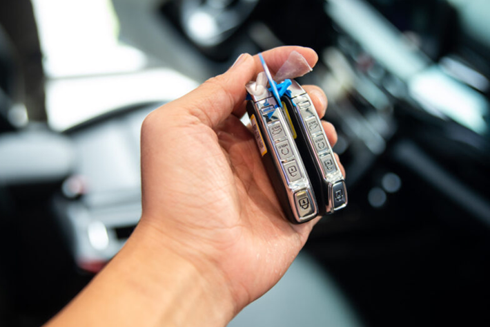 Phanh tay điện tử & Auto hold không chỉ giúp tối ưu không gian mà còn thuận tiện khi di chuyển trong đô thị; ghế lái chỉnh điện 8 hướng tích hợp làm mát hàng ghế trước và tựa đầu vát mỏng hiện đại, độ sâu tựa lưng lớn cho độ ôm lưng. Đặc biệt, Kia Seltos 2024 đang là mẫu xe duy nhất phân khúc được trang bị màn hình HUD và lẫy chuyển số thể thao.