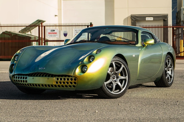 TVR Tuscan Speed Six: Được sản xuất bởi hãng xe Anh Quốc TVR, Tuscan Speed Six được lấy cảm hứng từ huyền thoại Tuscan đời 1967 với phong cách hoài cổ. Chỉ có 1.677 chiếc được sản xuất từ năm 1999 đến năm 2006.