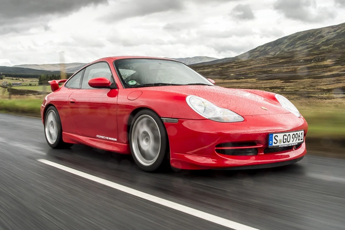 Porsche 996 GT3: Biến thể GT3 lần đầu tiên được giới thiệu trên thế hệ thứ 5 của dòng xe thể thao Porsche 911. Tên gọi này dùng để chỉ những chiếc xe được nâng cấp với những tiêu chuẩn thi đấu cho hạng mục GT3 của FIA.
