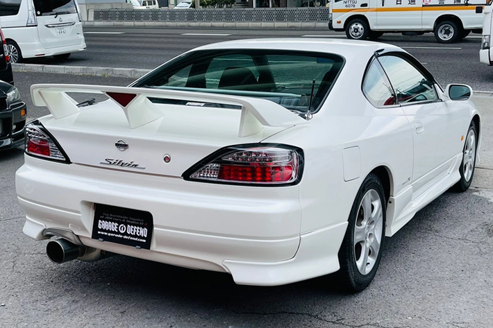 Nissan Silvia S15 được trang bị động cơ 4 xy-lanh thẳng hàng tăng áp 2.0L mang mã SR20DET, sản sinh công suất 250 mã lực và mô-men xoắn 275 Nm. Phiên bản hút khí tự nhiên chỉ có công suất khoảng 165 mã lực. Mẫu xe này cũng từng xuất hiện trong loạt phim Fast & Furious và được nhiều người yêu thích.