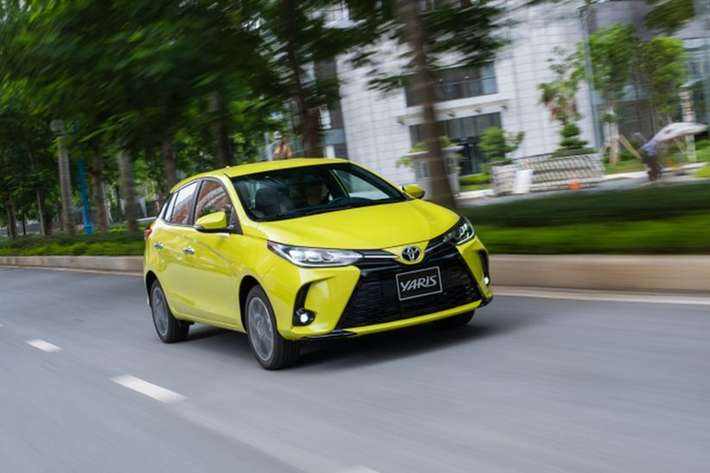 Toyota Yaris Trong số loạt ôtô khai tử tại Việt Nam năm 2024, đầu tiên phải kể đến Toyota Yaris. Mẫu xe này đã không còn nằm trong danh mục sản phẩm chính hãng. Bên cạnh đó, đại lý Toyota cũng cho biết, mẫu xe Yaris đến hiện tại đã ngừng nhận đặt hàng. Doanh số xe phát sinh từ đầu năm xuất phát từ các đơn hàng đã đặt từ trước.