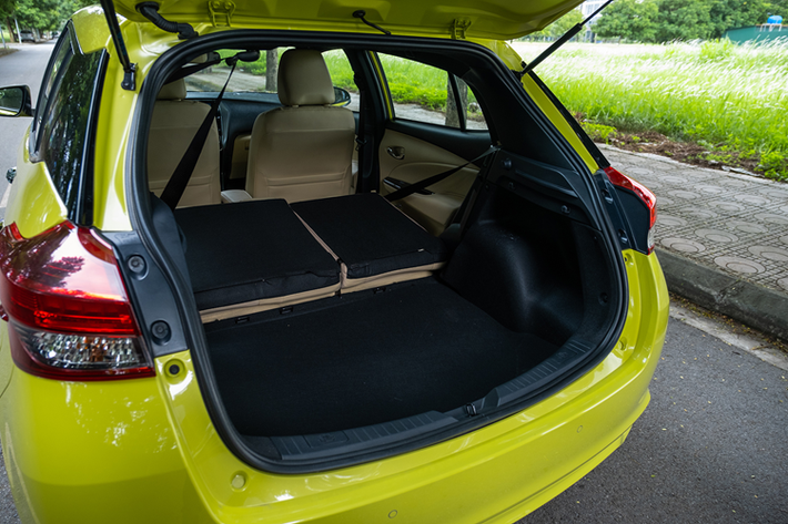 Trên thực tế, tin đồn về việc Yaris khai tử tại Việt Nam đã xuất hiện từ khoảng tháng 8 năm ngoái – thời điểm mẫu Yaris Cross sắp ra mắt. Với thiết kế trẻ trung cùng hàng loạt trang bị hiện đại, mẫu CUV cỡ B này được xem như là “người kế vị” hoàn hảo của Toyota Yaris.