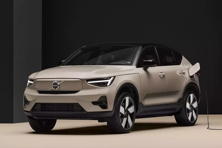 Mới đây, hãng Volvo đã công bố đổi tên cho 2 mẫu ô tô điện XC40 Recharge và C40 Recharge. Theo đó, Volvo XC40 Recharge 2024 mới được đổi tên thành EX40 trong khi C40 Recharge đổi thành EC40. Mục đích của hãng Volvo là nhằm tạo sự thống nhất về tên gọi cho các dòng sản phẩm xe điện hiện tại và tương lai của hãng.