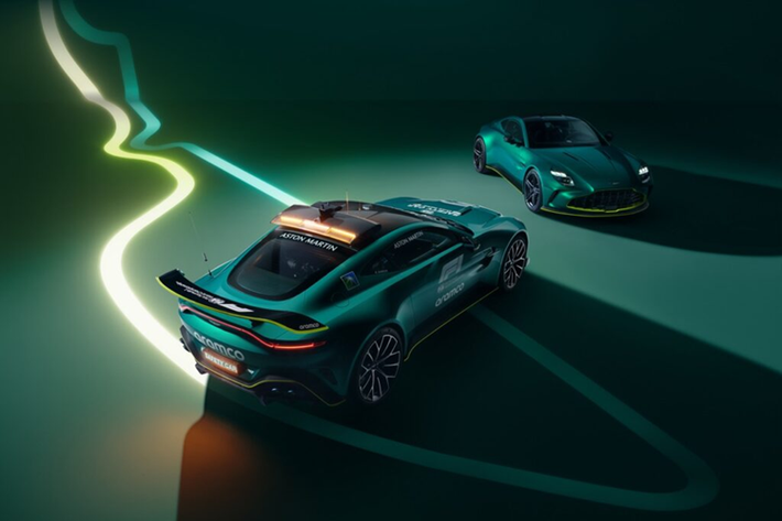 Cách đây 3 tuần, ‘Brothers in Speed’ có sự góp mặt của 3 mẫu xe Aston Martin gồm xe đua Vantage GT3, AMR24 F1 và Vantage mới. Vantage mới được xem là mẫu xe kỷ niệm đích thực của thương hiệu, kết hợp giữ không gian hiệu suất thuần khiết và thiết kế hướng đến cảm xúc cực đoan tối đa. Tất cả điều này phản ánh đến thời kỳ giai đoạn sôi nổi nhất trong lịch sử 111 năm của Aston Martin.