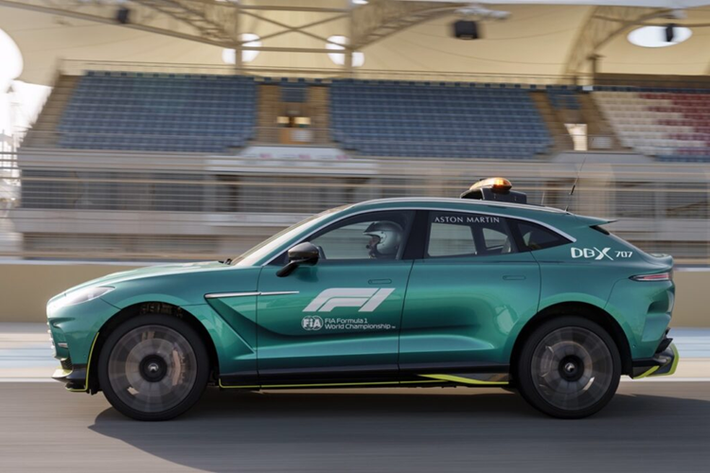 Bernd Mayländer, Tài xế xe an toàn của FIA, nhận xét: Thật vui khi được lái chiếc Aston Martin Vantage. Chiếc xe được thừa hưởng dòng máu mạnh mẽ từ thương hiệu và đây là phiên bản nhanh nhất. “Ấn tượng đầu tiên của tôi rất tích cực khi cảm nhận rõ sự cải thiện về khả năng vận hành, sức mạnh.