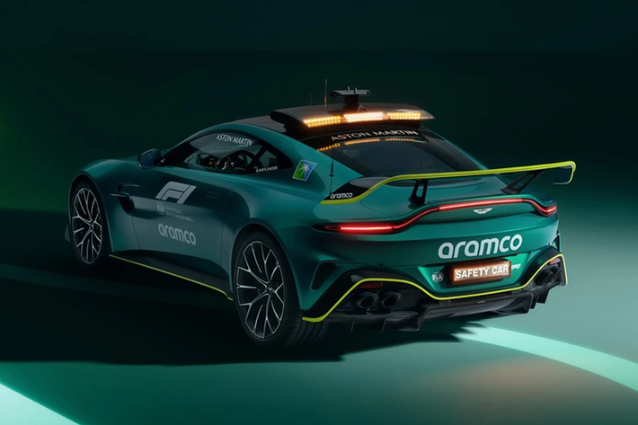 Trước đó, đã có nhiều mẫu xe của Aston Martin đảm nhiệm vị trí điều tiết tốc độ và phương tiện khi gặp sự cố ở các chặng đua F1. Điển hình như Vantage năm 2018 được chỉ định là xe an toàn trong chặng Bahrain Grand Prix vào năm 2021.