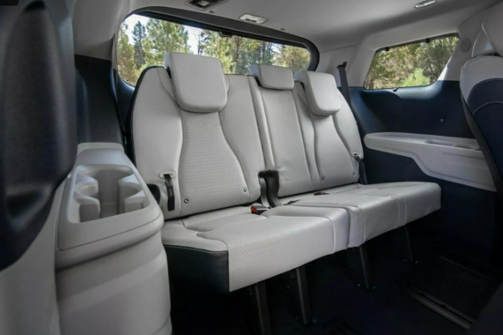 Về trang bị an toàn, Kia Carnival 2025 được bổ sung thêm một số tính năng như hỗ trợ lái trên đường cao tốc cấp độ 2 (Highway Driving Assist), màn hình quan sát điểm mù. Cung cấp sức mạnh cho Kia Carnival 2025 sẽ là hai tùy chọn động cơ.