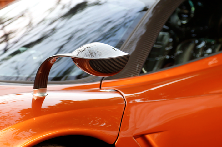 Còn McLaren Elva là 1 mẫu xe vô cùng đặc biệt, thiết kế xe không mui và không kính tạo ra sự hứng thú. Minh Nhựa lại chọn bản 3 không, tức có trang bị kính chắn gió, để phù hợp với luật đăng kiểm của Việt Nam, hiện tại, chiếc siêu xe McLaren Elva vẫn chưa rõ đã có biển được không?