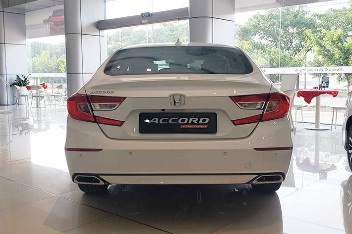 Đây đồng thời cũng là mẫu xe có mức khuyến mại cao nhất trong phân khúc sedan cỡ D tại Việt Nam. Tuy liên tục được giảm giá sâu nhưng Honda Accord chưa thể cải thiện đáng kể về mặt doanh số. Trong tháng 6/2024, mẫu xe này bán ra 8 chiếc, tăng 100% so với tháng liền trước, nhưng vẫn đứng cuối phân khúc.