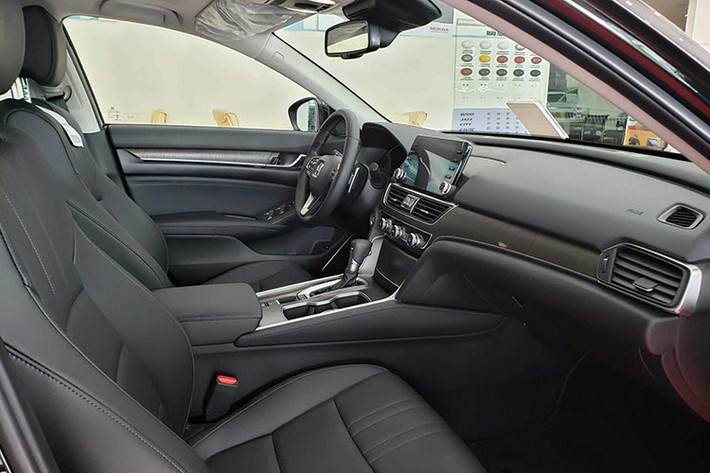 Không có gì bất ngờ khi Honda Accord có doanh số khá thê thảm ở thị trường Việt Nam. Đầu tiên phải kể đến giá bán kém hấp dẫn và chỉ có 1 phiên bản, cung cấp quá ít lựa chọn cho khách hàng.
