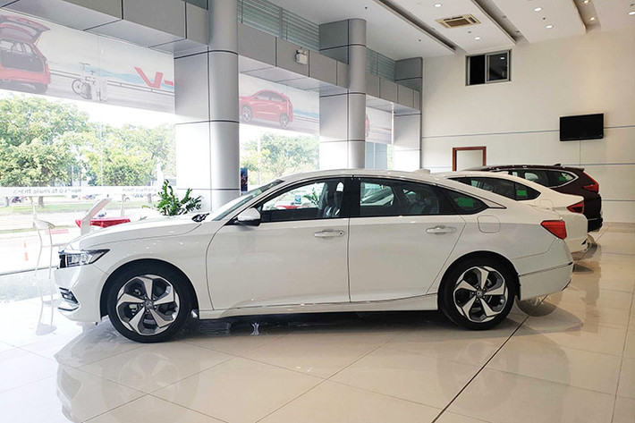 Với khuyến mãi chính hãng, giá xe Honda Accord giảm từ 1,329 tỷ đồng xuống còn 1,099 tỷ. So với đối thủ Toyota Camry, mẫu xe này hiện có giá ưu đãi rẻ hơn. Tuy nhiên, nếu so với Mazda6 và Kia K5, giá xe Honda Accord vẫn nhỉnh hơn.