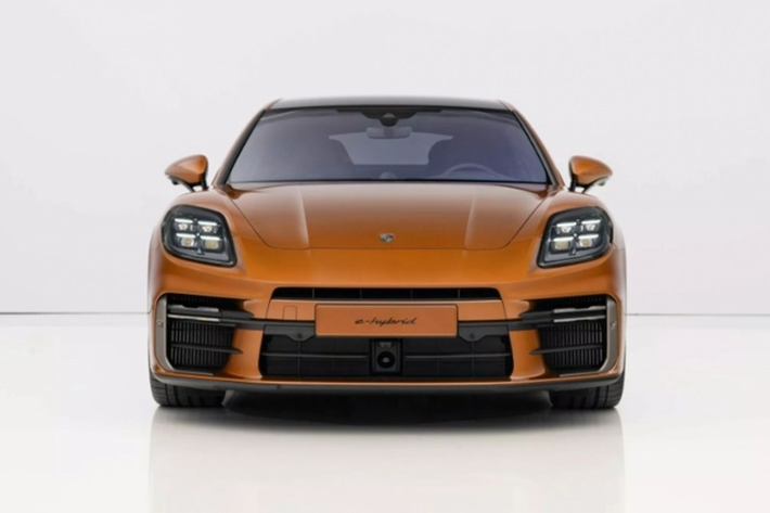 Porsche Panamera 2024 mới ra mắt hồi cuối tháng 11/2023 nhưng chưa chính thức mở bán. Mặc dù hãng đã công bố nhiều thông tin cơ bản về mẫu xe, bao gồm danh sách trang bị nội thất và một số công nghệ mới nhưng vẫn còn một số điều nằm trong vòng bí mật, chẳng hạn như thông số động cơ và hệ thống treo.
