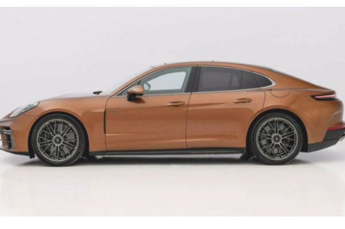 Bài đăng trên Instagram của thương hiệu Zuffenhausen cho thấy Panamera thế hệ thứ ba có thực hiện tất cả các loại chuyển động ngang và dọc một cách khá linh hoạt khi xe đứng yên.
