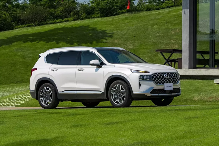 Trong tháng 5 này, dòng xe Hyundai SantaFe tại Việt Nam cũng được hãng triển khai chương trình ưu đãi giảm giá. Theo đó, từ ngày 13/5 đến hết ngày 31/5/2024, khách hàng mua dòng SUV hạng trung này sẽ được ưu đãi từ 70 - 100 triệu đồng, nhiều hơn so với tháng liền trước.