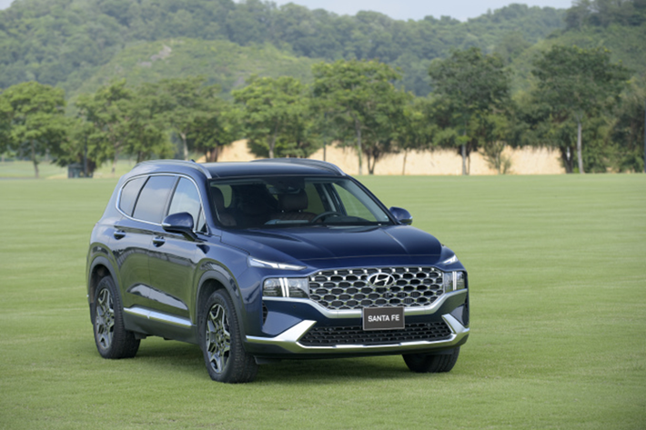 Cụ thể, Hyundai SantaFe bản 2.5 Xăng và 2.2 Dầu đều được giảm giá 70 triệu đồng. Mức ưu đãi tương ứng của bản 2.5 Xăng Cao cấp và 2.2 Dầu Cao cấp là 75 triệu đồng. Riêng SantaFe Hybrid sẽ được khuyến mãi 100 triệu đồng.