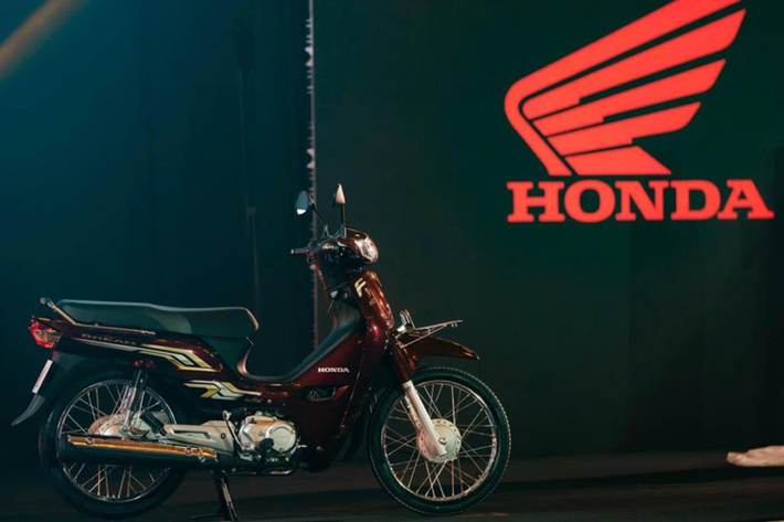Ở thế hệ mới, Honda Dream 125 vẫn sở hữu ngoại hình cổ điển đặc trưng nhưng đã được bổ sung một số trang bị cùng cách phối màu hài hòa, hiện đại hơn. Xe được trang bị màn hình hiển thị thông tin mới, đèn báo trên Honda Dream 125 2025 cũng được thiết kế lại với đồ họa nhìn sống động hơn.