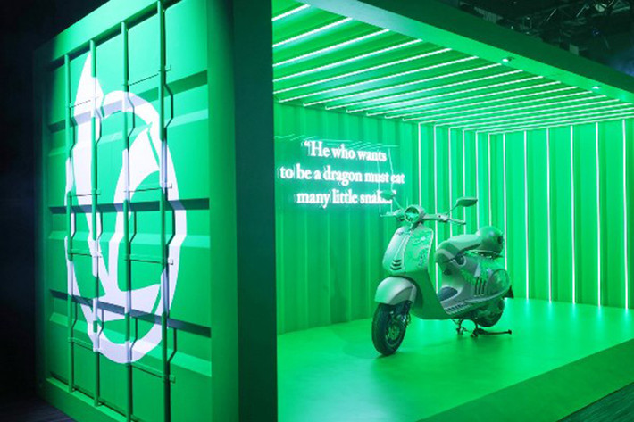 Theo đó, Vespa 946 Dragon 2024 mới “bằng xương bằng thịt” đã được mang đến trưng bày tại Trung tâm Thiết kế và Nghệ thuật PMQ.