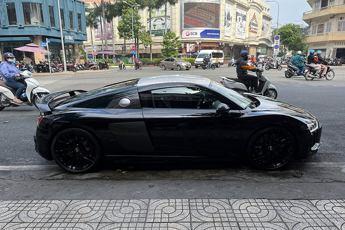 Chiếc Audi R8 V10 Plus của Đặng Lê Nguyên Vũ được nhập về Việt Nam từ năm 2016 từ "quê nhà" Đức bởi một tay chơi tại Khánh Hoà, chiếc xe kể từ khi về nước rất hiếm khi xuất hiện trên đường phố. Điều đó cho thấy mức odo thấp là hoàn toàn hợp lý.