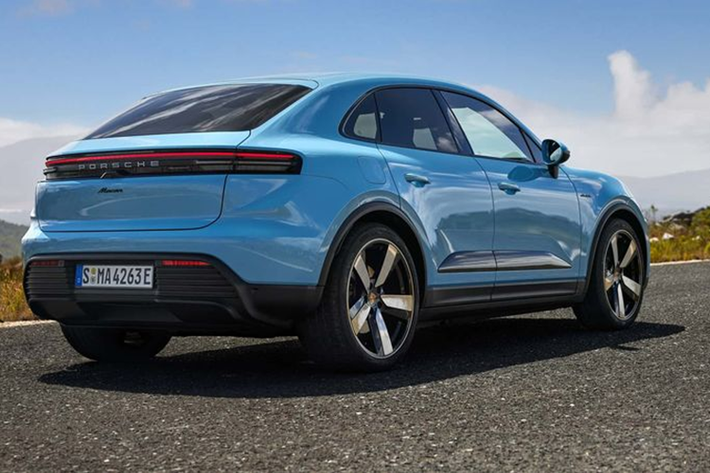 Cả Macan và Macan 4S đều được trang bị hệ thống treo khí nén thích ứng tiêu chuẩn và bộ giảm chấn điều khiển điện tử (PASM), với tùy chọn đánh lái trục sau. Ngoài ra, AWD Macan 4S còn được trang bị hệ thống quản lý lực kéo điều khiển điện tử, có thể tùy chọn tích hợp với tính năng điều phối mô-men xoắn của Porsche.