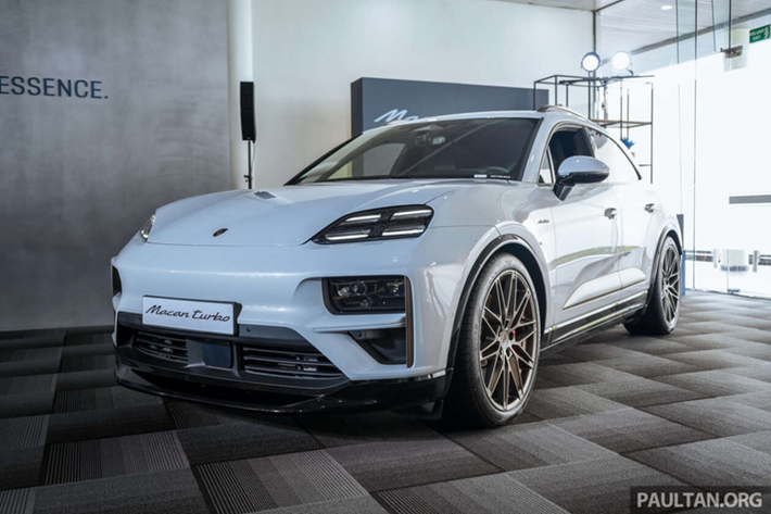 Hai phiên bản mới sẽ bắt đầu được mở bán từ quý 4 năm nay. Giá xe Porsche Macan EV 2024 khởi điểm là 75.300 USD (khoảng 1,9 tỷ đồng) cho bản Macan tiêu chuẩn và lên đến 84.900 USD (2,1 tỷ đồng) đối với bản Macan 4S.