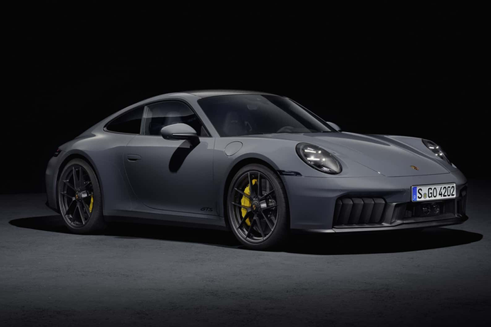Porsche lần đầu giới thiệu công nghệ hybrid cho mẫu xe thể thao trứ danh của hãng. Hệ thống hybrid trên Porsche 911 mang tên T-Hybrid, viết tắt của Turbo Hybrid, khác biệt so với E-Hybrid trên Cayenne và Panamera.