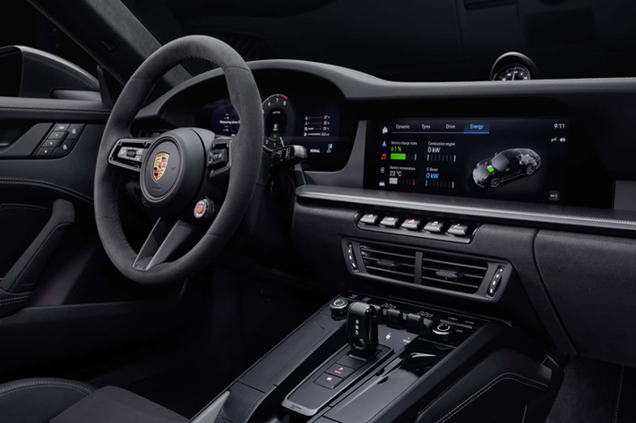 Về khung gầm và hệ thống treo, GTS hybrid lần đầu tiên trang bị tiêu chuẩn hệ thống đánh lái trục sau (rear-axle steering). Khách hàng có thể tùy chọn trang bị hệ thống kiểm soát khung gầm chủ động (Porsche Dynamic Chassis Control - PDCC), giúp thân xe ổn định khi vào cua. Phiên bản GTS sử dụng hệ thống treo thể thao, thấp hơn 10 mm so với Carrera tiêu chuẩn.