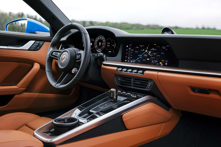 Về thiết kế, 911 Carrera GTS không có nhiều thay đổi so với các dòng 911 trước đó. Phần đầu xe được chỉnh sửa lại một chút với đèn pha LED ma trận mới, tích hợp các chức năng chiếu sáng bao gồm đèn chạy ban ngày, đèn sương mù. Điều này có nghĩa dải đèn chạy ban ngày trên cản trước của thế hệ cũ giờ đây được loại bỏ, nhường chỗ cho các khe lấy gió làm mát, các khe này có thể mở ra hoặc đóng lại tùy vào tình trạng hoạt động của động cơ.