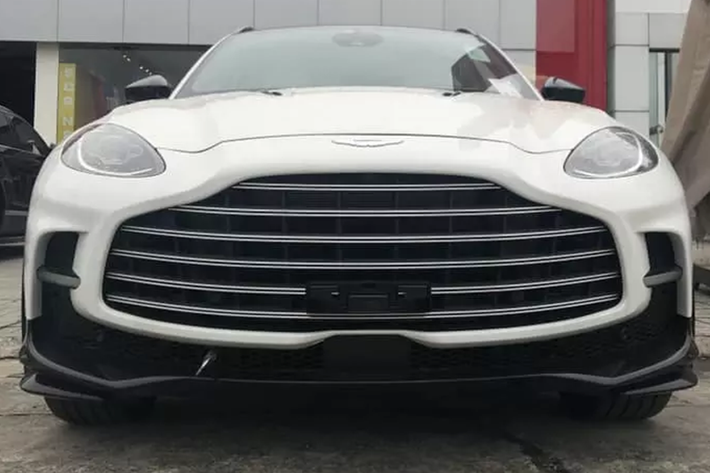 Trong 5 năm trở lại đây, các đại gia Việt đã có xu hướng chuyển qua chơi các dòng xe SUV hiệu năng cao như Bentley Bentayga, Lamborghini Urus, Rolls-Royce Cullinan, Range Rover SV hay Aston Martin DBX707 nhanh nhất thế giới.