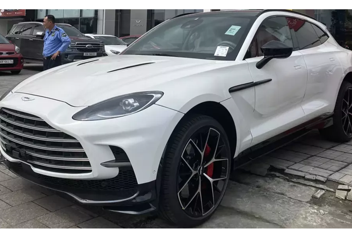 Nhờ đó, chiếc SUV nhanh nhất thế giới hiện chỉ cần chưa đến thời gian 3,3 giây là có thể tăng tốc từ vị trí xuất phát lên 100 km/h trước khi đạt tốc độ tối đa 310 km/h.