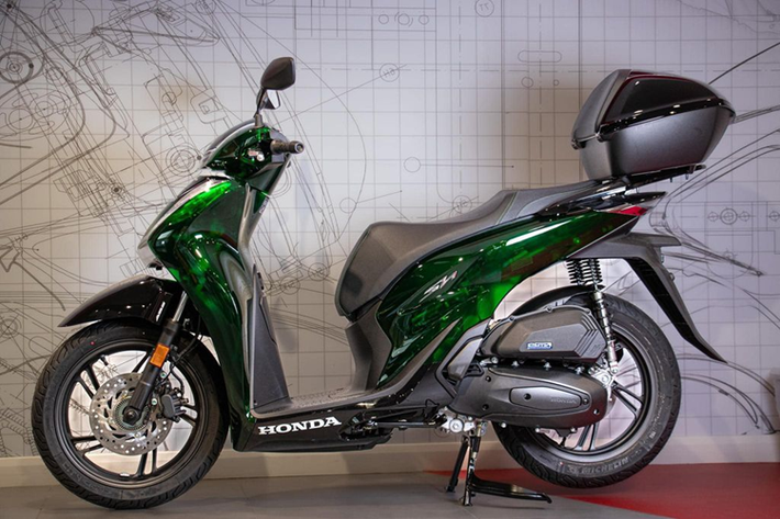 Theo tìm hiểu, lô xe Honda SH Vetro 2024 mới hiện đã có mặt tại Việt Nam, chờ ngày tung ra thị trường. Xe về nước theo diện nhập khẩu tư nhân bởi một công ty có trụ sở ở TP HCM. Hiện giá bán chính thức của mẫu xe này vẫn chưa được hé lộ.