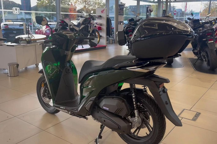 Về truyền động, Honda SH Vetro không có khác biệt về động cơ so với bản thường. Phiên bản 125i dùng động cơ eSP+ 125 phân khối, cho công suất tối đa 13 mã lực và mô-men xoắn cực đại 12 Nm.