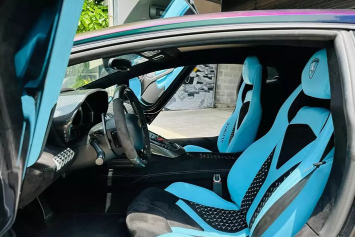 Hiện tại chiếc siêu xe Lamborghini Aventador LP700-4 này được chào bán trên 17 tỷ đồng, tức rớt giá hơn phân nửa so với lúc về nước, xe vẫn đang mang biển số TP HCM, và thú vị hơn, ngoại thất được độ body kit Aventador Limited Edition 50 đến từ hãng Liberty Walk.