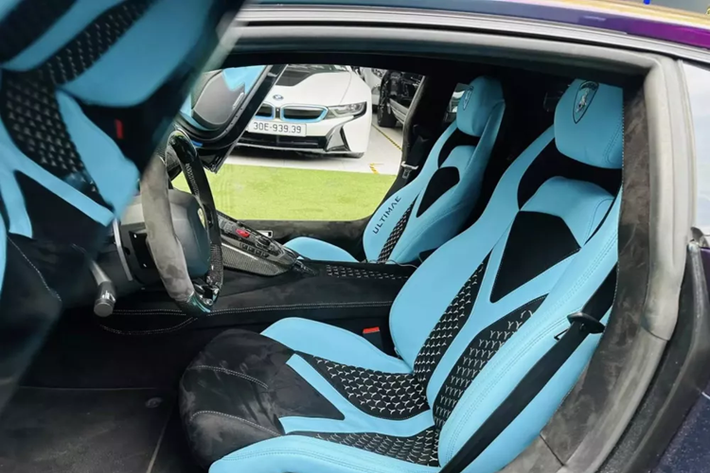 Được biết, chiếc siêu xe Lamborghini Aventador LP700-4 đã qua sử dụng này nguyên bản có màu xanh Lemans, xe được nhập khẩu không chính hãng và được 1 đại gia đến từ Bà Rịa - Vũng Tàu chi hơn 25 tỷ đồng để mua về cách đây 6 năm, trong khi xe này được nhập về từ 2016.