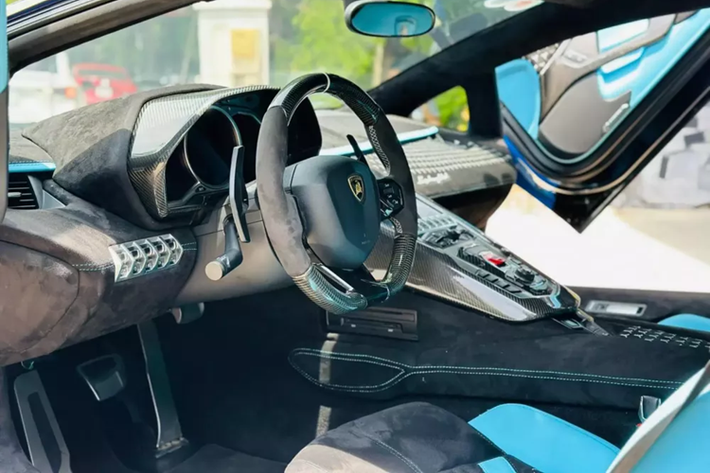 Lamborghini Aventador Limited Edition 50 là 1 sản phẩm rất đặc biệt của hãng độ Nhật Bản, họ chỉ sản xuất ra 50 bộ body kit, trong đó, khách hàng nội địa được ưu tiên với 30 bộ, còn lại dành cho các khách hàng trên toàn cầu, và 1 trong số đó có đại gia đến từ Vũng Tàu đã chi hơn 3 tỷ đồng để sở hữu bản độ Lamborghini Aventador Limited Edition 50 siêu hiếm.
