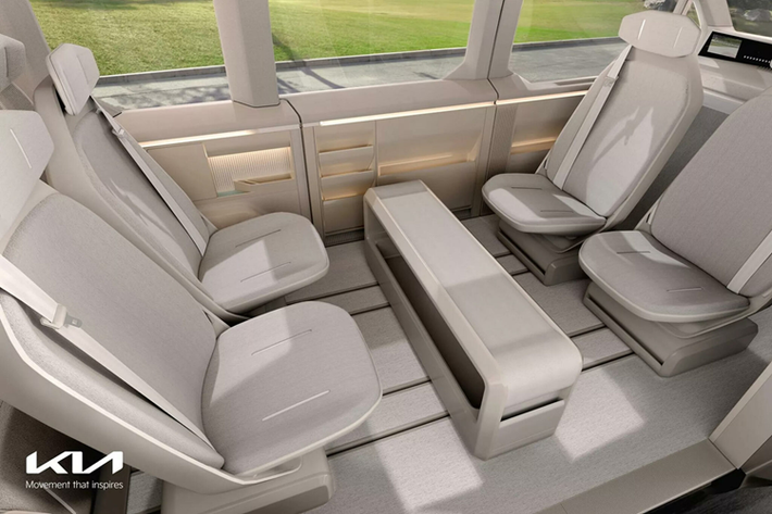 Để làm cho những chiếc xe trở nên hữu ích hơn nữa, Kia có kế hoạch phát triển một phần mềm kinh doanh chuyên dụng để giúp chủ sở hữu quản lý đội xe của họ. Các dòng xe PV điện của Kia cũng sẽ sử dụng công nghệ AI để đưa ra đề xuất bảo trì dự đoán và chương trình sạc phù hợp với nhu cầu của từng khách hàng.