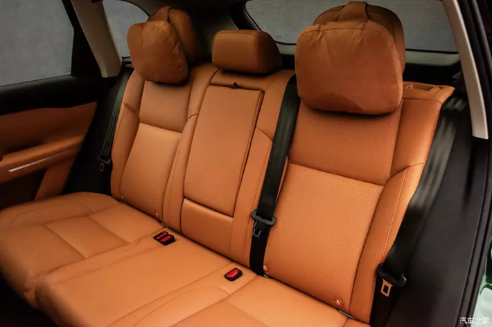 SUV điện Leapmotor C10 có nội thất áp dụng phong cách thiết kế mới, nhìn tổng thể đơn giản hơn, màn hình hành khách trên C11 đã bị loại bỏ, chỉ giữ lại bảng đồng hồ LCD và màn hình điều khiển trung tâm kích thước lớn, mang đến nhiều trải nghiệm hơn.