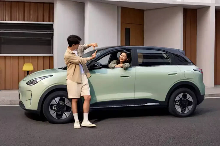 Đây là sản phẩm thuộc thương hiệu con Geome của Geely, vốn có tên ban đầu là “Geometry” nhưng đã được rút gọn lại như hiện nay. Nhìn tổng thể, xe điện Geome Xingyuan là một chiếc hatchback có kiểu dáng thân thiện và gần gũi, hợp với những khách hàng trẻ tuổi. Đầu xe tối giản, đèn pha và đèn hậu hình bầu dục.