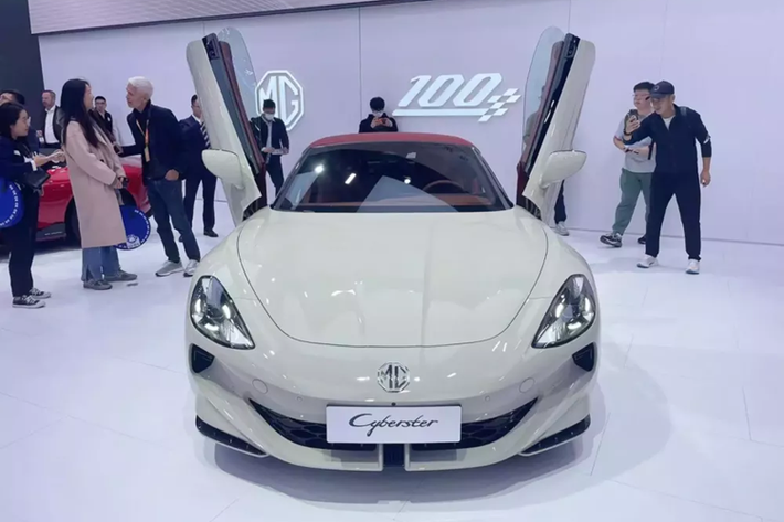 MG Cyberster chạy điện là dòng xe thể thao khá đặc biệt của hãng xe hơi có nguồn gốc từ Anh quốc, nhưng hiện đã bị tập đoàn xe Trung Quốc nắm quyền kiểm soát. Khi tạo ra Cyberster, MG đã vấp phải nhiều ý kiến trái chiều, trong đó, cho rằng nếu bán ở ngoài thị trường Trung Quốc, giá xe MG Cyberster ngang với các mẫu xe thể thao lâu đời như BMW Z4.