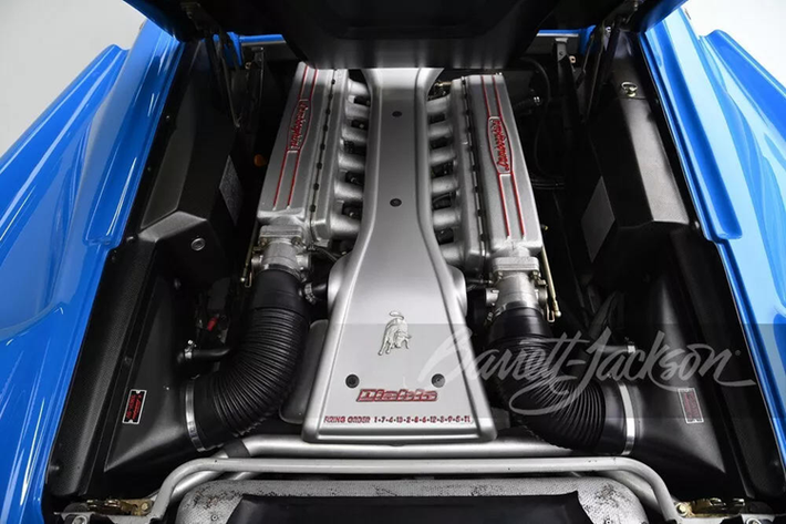 Đơn vị đấu giá Barrett-Jackson không tiết lộ thêm nhiều về thông tin xe, chỉ cho biết rằng nó sẽ được bán mà không cần đặt trước, đi kèm với tài liệu, túi đựng dụng cụ và áo trùm xe. Chiếc Diablo VT Roadster này cũng có vẻ ở tình trạng tốt vì nước sơn gần như nguyên vẹn và bộ mâm 5 chấu trông gần như mới.