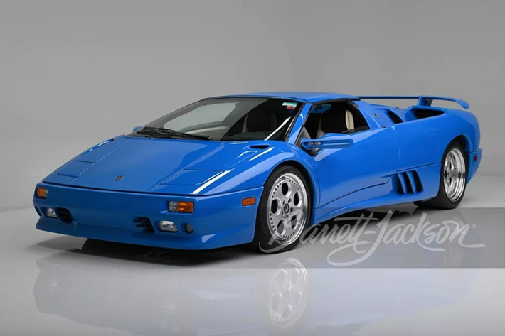 Trong sự kiện đấu giá sẽ được Barrett-Jackson tổ chức tại Scottsdale, Arizona trong thời gian sắp tới, sẽ xuất hiện một chiếc xe vô cùng đặc biệt. Đó là mẫu Lamborghini Diablo VT Roadster đời 1997 với màu sơn xanh Blu Le Mans rất đẹp mắt, từng thuộc quyền sở hữu của cựu Tổng thống Mỹ Donald Trump.