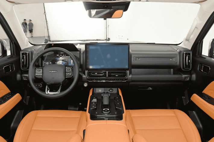 Về bên ngoài, Haval H9 mới áp dụng thiết kế thân xe vuông vức, nổi bật với lưới tản nhiệt phía trước được gắn các dải trang trí mạ crôm ngang dày, đèn pha tròn với đường viền vuông, lốp dự phòng bên ngoài phía sau, hai đèn hậu hình chữ nhật bố trí dọc ở hai bên đuôi xe và đèn hậu hình chữ nhật xếp dọc ở hai bên đuôi xe. cửa sau mở sang một bên.