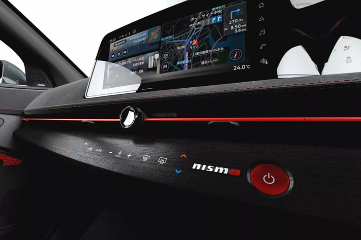 Nissan chưa công bố thông số hiệu suất chính thức của chiếc SUV thuần điện này. Tuy nhiên, hãng cho biết rằng Ariya Nismo có chế độ lái độc quyền Nismo giúp tối đa hóa khả năng phản ứng nhanh nhậy cùng hệ thống âm thanh sẽ giống như chiếc xe đua Formula E.