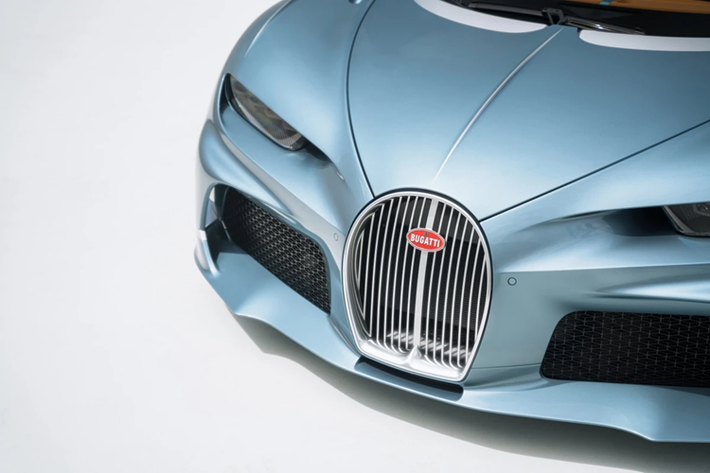 Bên cạnh nước sơn Petrol Blue Metallic, chiếc Chiron Super Sport còn sở hữu thiết kế lưới tản nhiệt mới với các nan dọc mạ chrome sáng bóng.